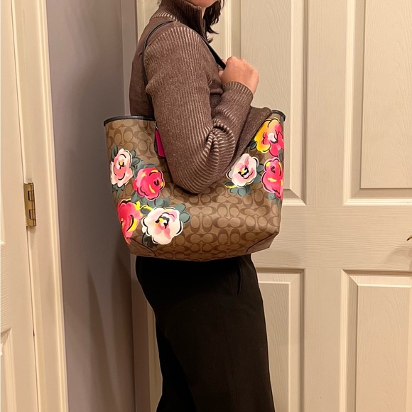 City Tote In Signature Canvas With Vintage Rose Print - Picture 4 of 9